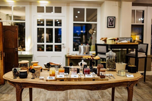 Desayuno buffet (EUR 14 por persona)