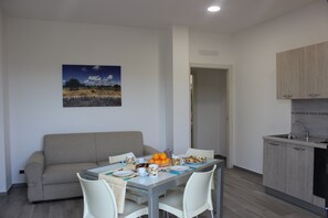 Standaard appartement | Privékitchenette | Een koelkast, een kookplaat, een waterkoker, een broodrooster