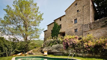 Una piscina al aire libre de temporada
