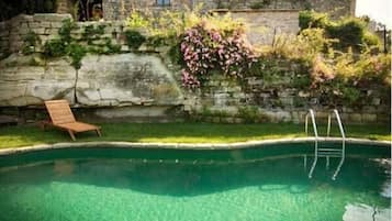 Una piscina al aire libre de temporada