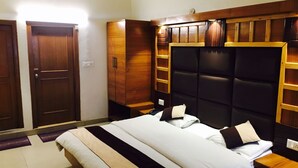 Un dormitorio con una cama grande, cabecera de madera y un armario.