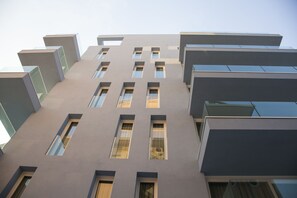 A modern building with a geometric facade, multiple windows, and a flat roof. - Residence Panama (Jesolo)