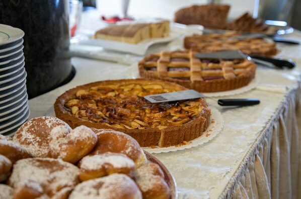 A buffet table with various desserts including pies, cakes, and pastries. - Residence Panama (Jesolo)