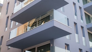 Un edificio moderno con varios balcones y amplias ventanas.