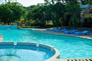 Outdoor pool - Maweni Beach Cottages (Mombasa)