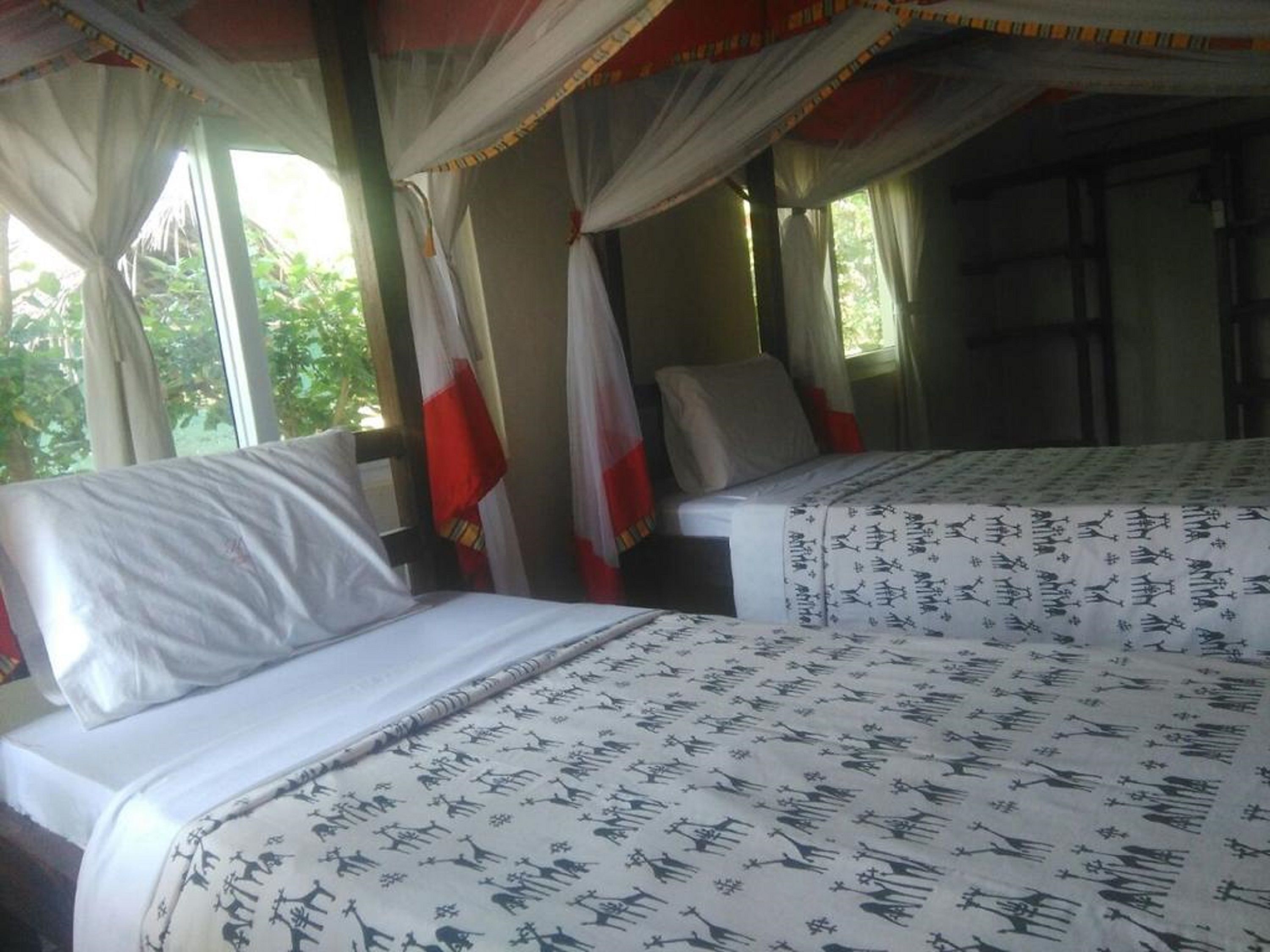 Ropa de cama de alta calidad, escritorio, wifi gratis y ropa de cama 