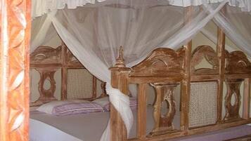 Chalet, 1 Bedroom | Premium bedding, desk, free WiFi, bed sheets