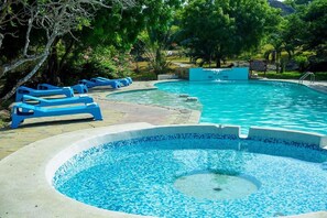 Outdoor pool - Maweni Beach Cottages (Mombasa)