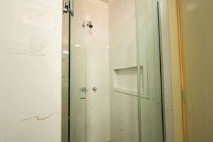 Chalet | Minibar, blackout drapes, iron/ironing board, free WiFi