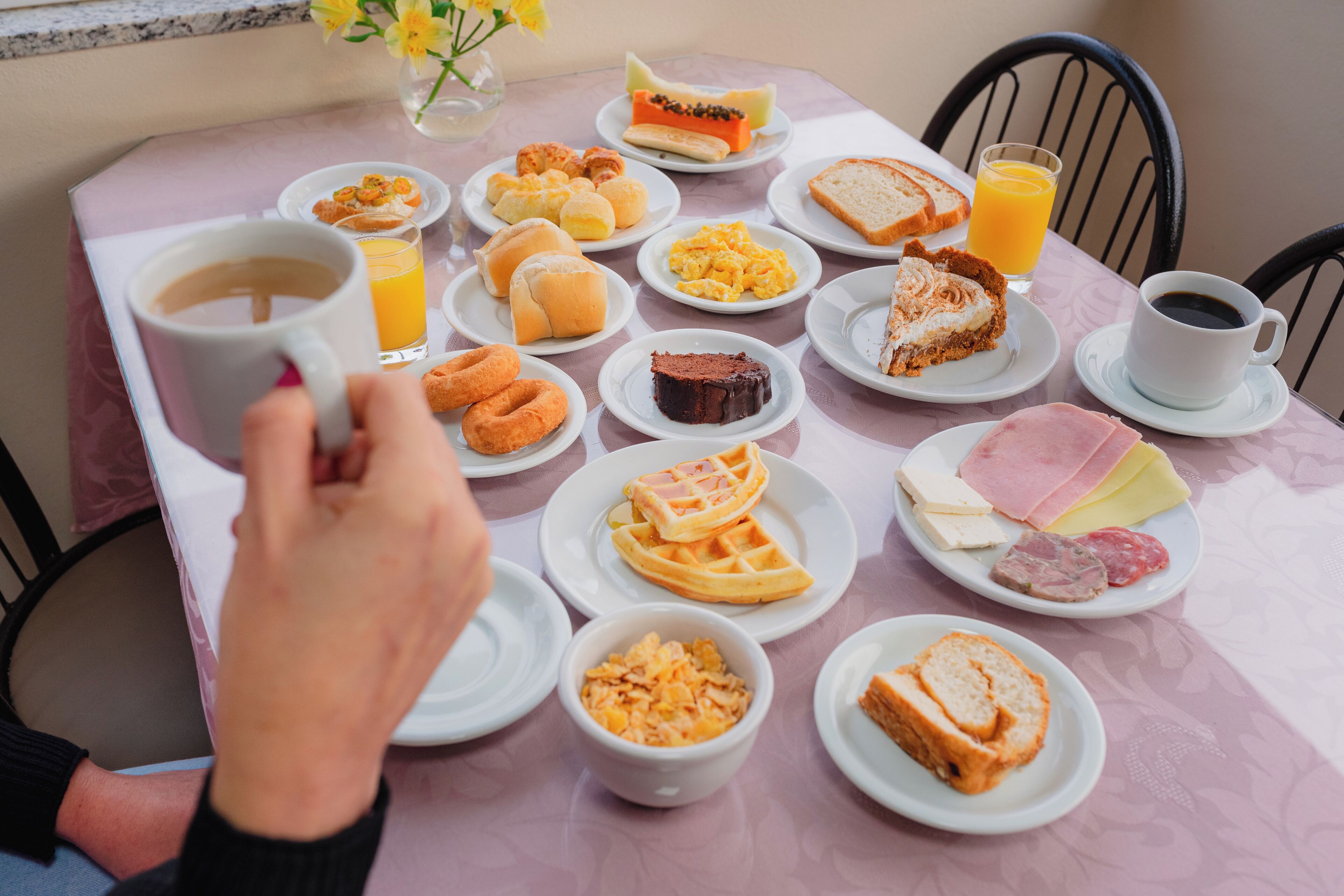 Una mesa de desayuno con diversas comidas y bebidas.