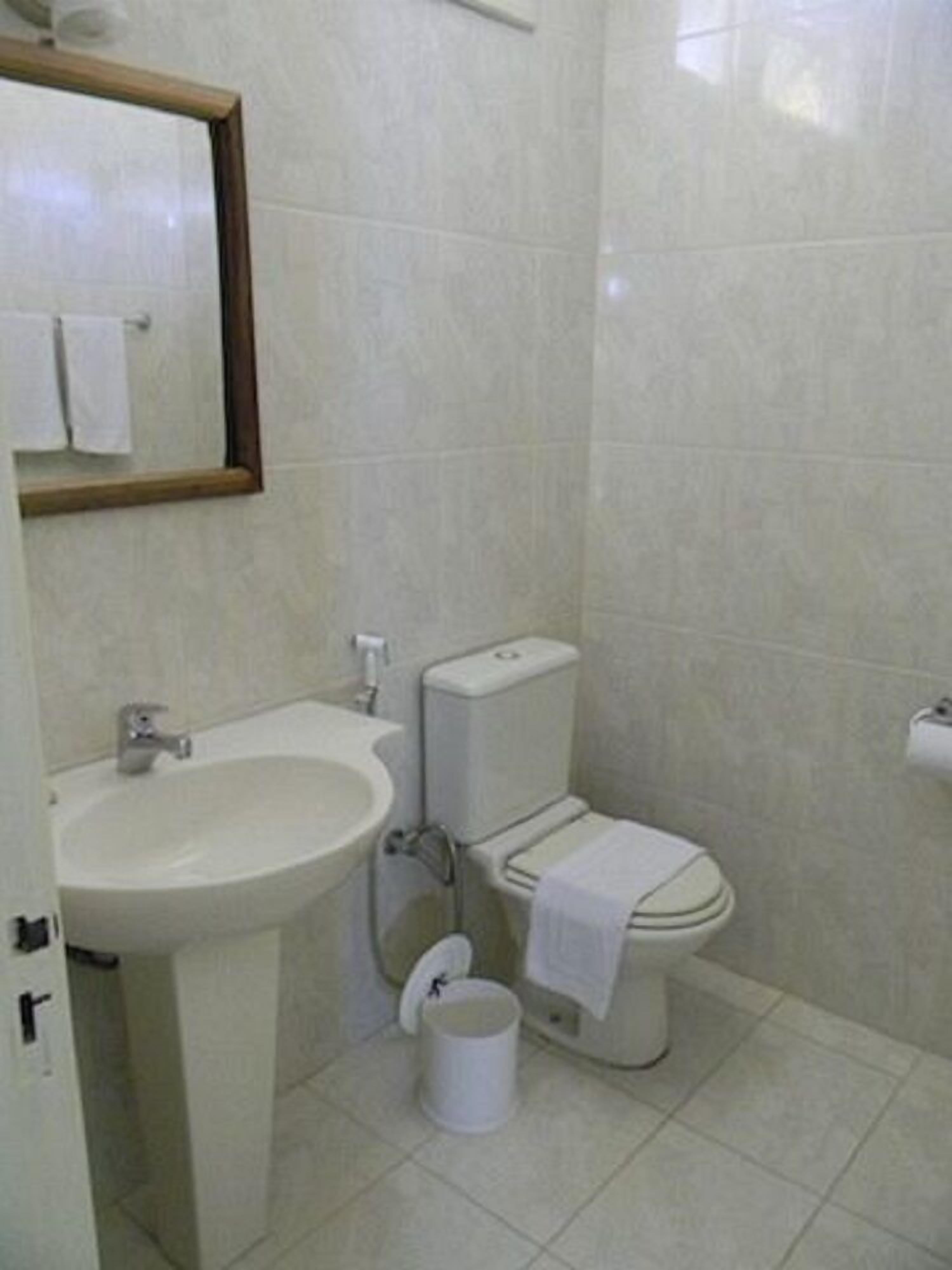 shower, free toiletries, towels