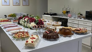 En buffet med forskellige retter og en kage i midten.
