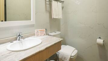 Minibar, cortinas blackout, tabla de planchar con plancha y wifi gratis