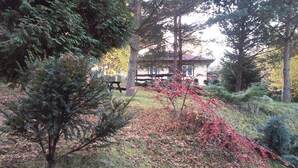 A house surrounded by trees and a wooden fence. - Ośrodek Wypoczynkowy Bajka 3 (Lagow)