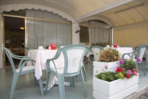 Outdoor dining