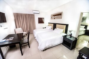 Cofres nos quartos, escrivaninha, Wi-Fi (sobretaxa)