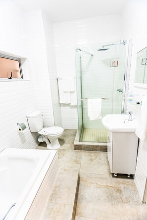 Deep-soaking bathtub, hair dryer, towels - The George Hotel (Manzini)