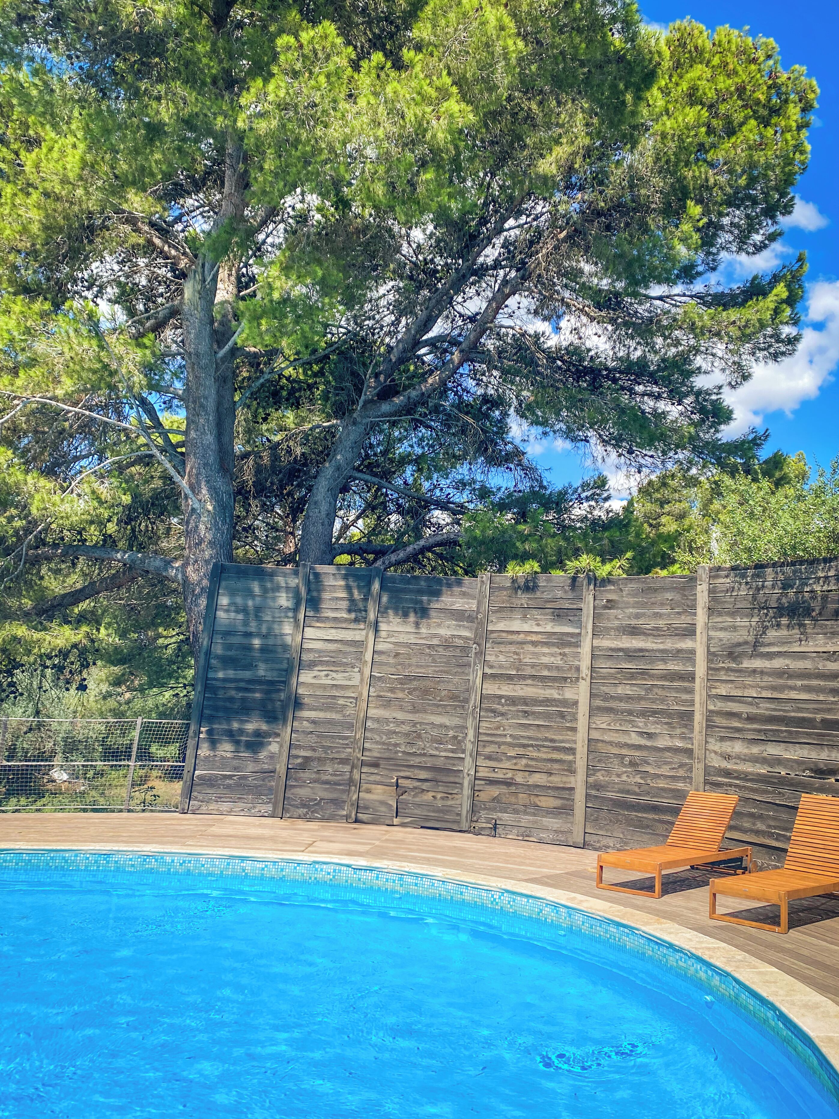 Hồ bơi ngoài trời phục vụ theo mùa, ghế dài tắm nắng 