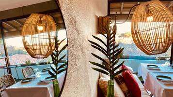 Abendessen, französische Küche, Blick aufs Meer