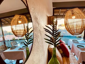 Dîner servi sur place, spécialités Cuisine française, vue sur la mer