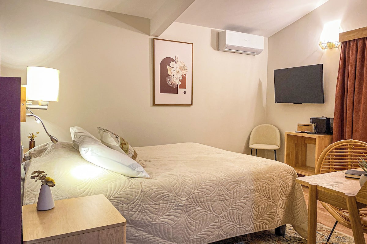 Dobbeltrom – comfort, hageutsikt | Sengetøy av topp kvalitet, safe på rommet og individuelt dekorert