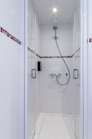 Doppelzimmer, Meerblick | Dusche im Bad