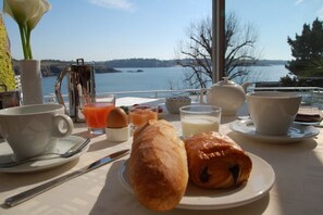 Daily buffet breakfast (EUR 10 per person) - Hotel du Port et de l'Aven (Nevez)