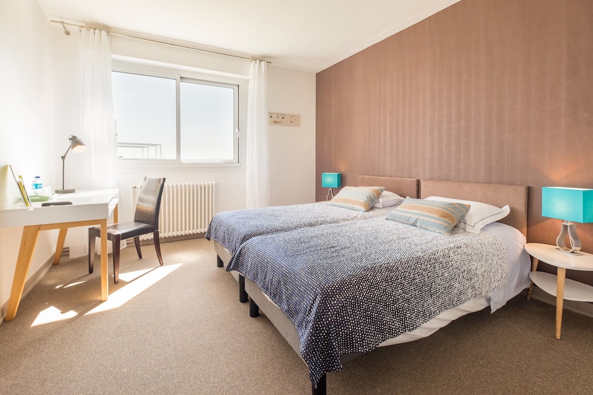 Une chambre à coucher avec un lit, un bureau et une chaise.