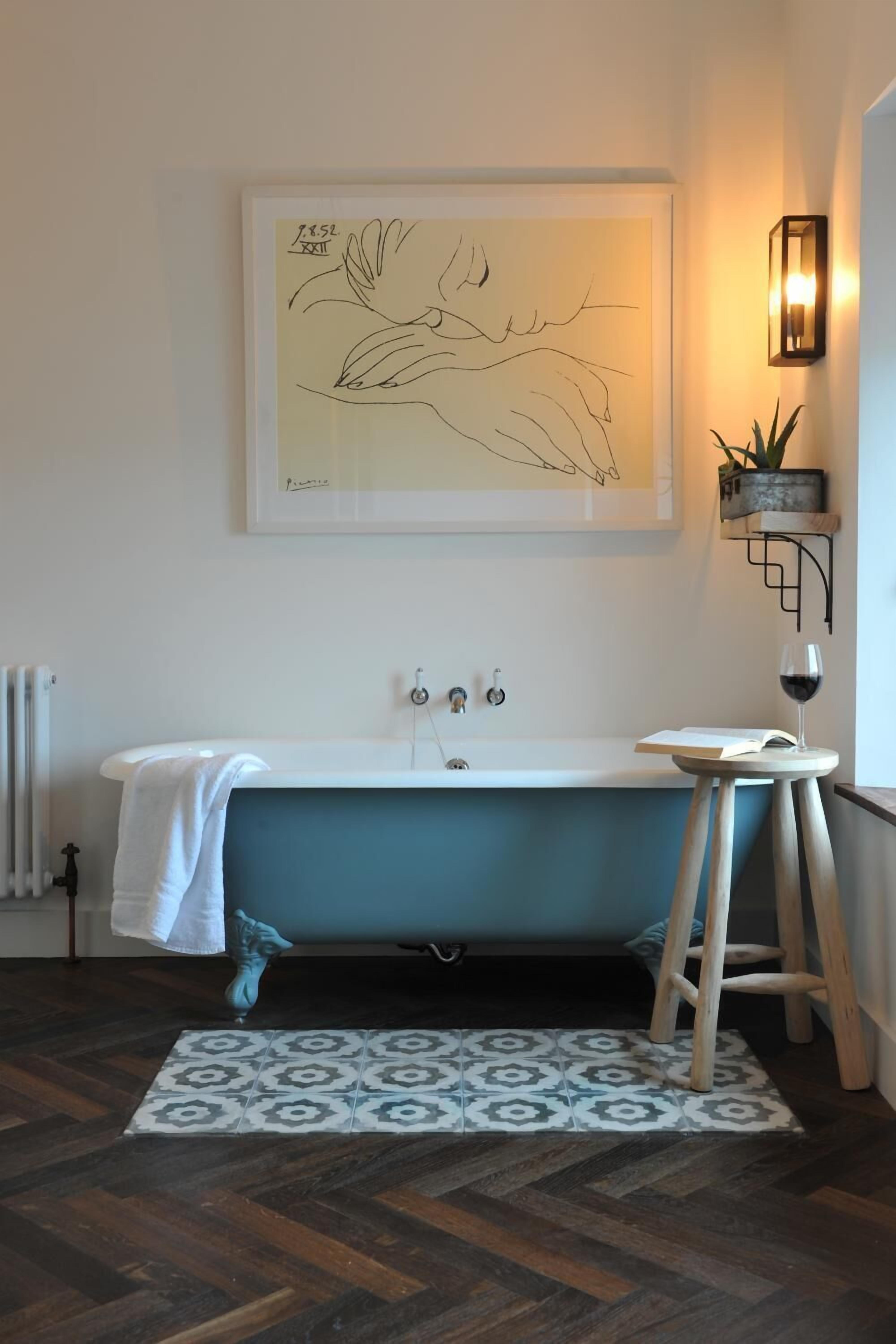 Combined shower/bathtub, free toiletries, towels