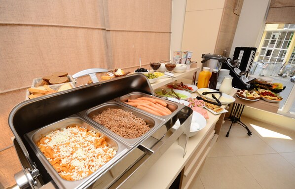 朝食 (オーダー形式)、毎日提供 (1 名様 5 USD)