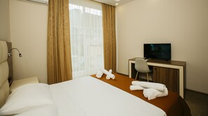 Double Room | Minibar, in-room safe, desk, free cribs/infant beds - City Hotel (Batumi)
