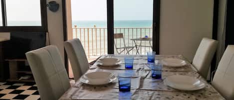 Huoneisto, 3 makuuhuonetta | Oleskelualue | Televisio