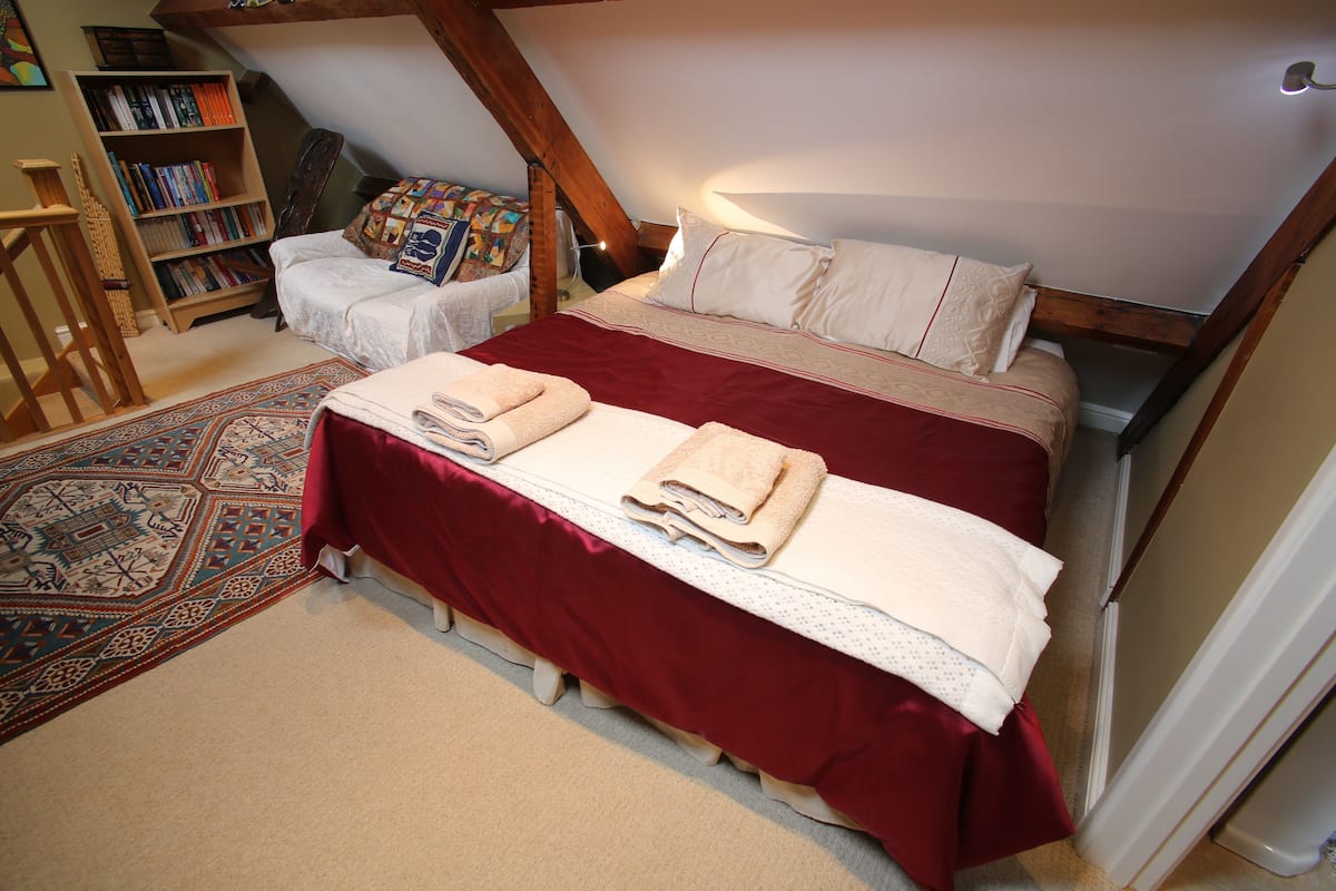 Tabla de planchar con plancha, wifi gratis y ropa de cama