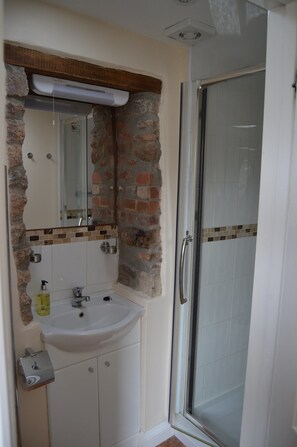 Deluxe Double Room | Bathroom | Free toiletries, hair dryer, towels - The George Inn (Wells)