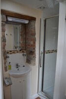 Deluxe Double Room | Bathroom | Free toiletries, hair dryer, towels