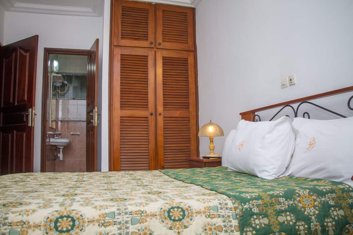 Senior Apartment, 1 Queen Bed | Premium bedding, minibar, desk, blackout drapes