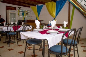 Breakfast, lunch, dinner served; local and international cuisine  - Residence Emmanuella (Abidjan)