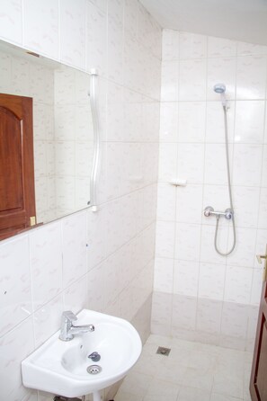 Appartement Duplex, 1 très grand lit | Salle de bain