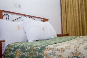 Senior Apartment, 1 Queen Bed | Premium bedding, minibar, desk, blackout drapes - Residence Emmanuella (Abidjan)