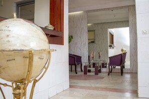 Coin salon dans le hall