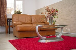 Senior Apartment, 1 Queen Bed | Living area | 32-inch flat-screen TV with satellite channels, TV - Residence Emmanuella (Abidjan)
