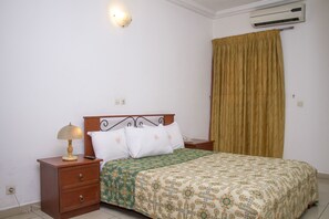 高級寝具、ミニバー、デスク、遮光カーテン