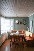 코티지, 침실 3개 | 거실 공간 | 디지털 채널 시청이 가능한 20인치 평면 TV, TV, DVD 플레이어