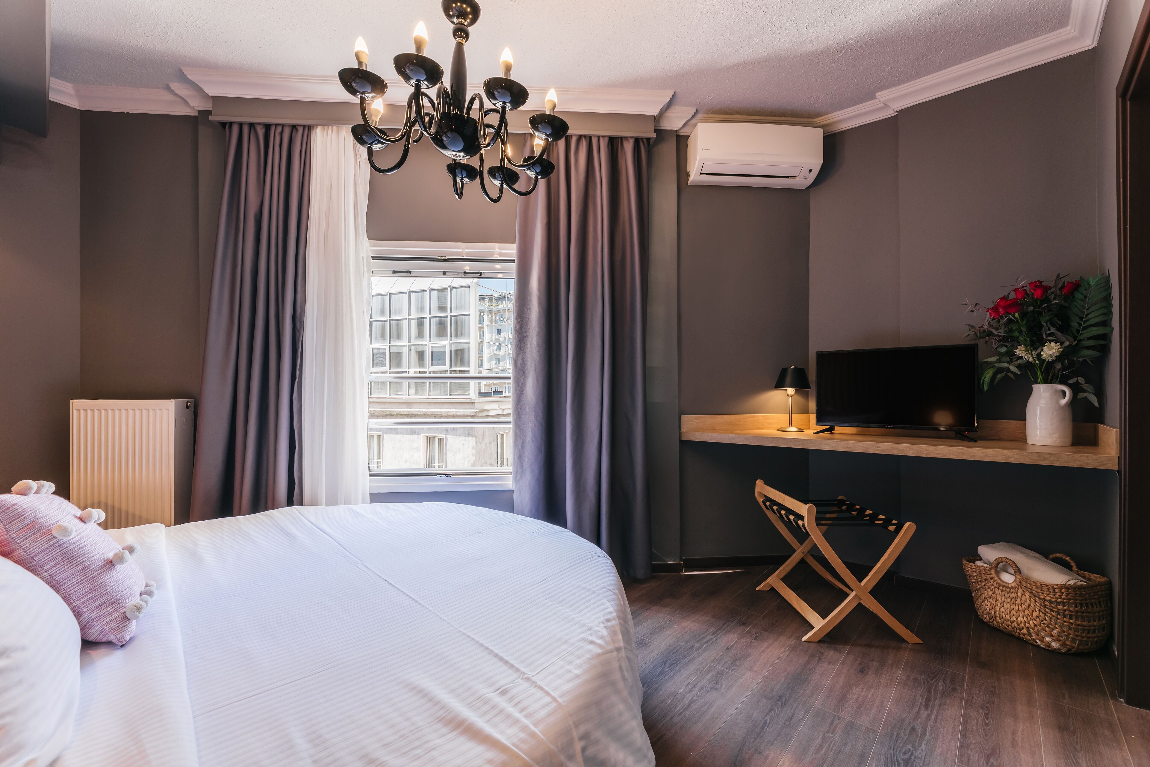 deluxe suite | in-room safe, iron/ironing board, free cots/infant beds, free wifi