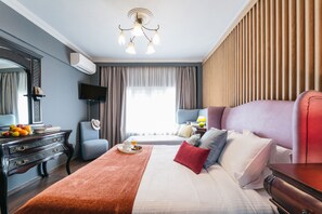 Quarto casal luxo | Cofres nos quartos, ferros/tábuas de passar roupa, berços grátis