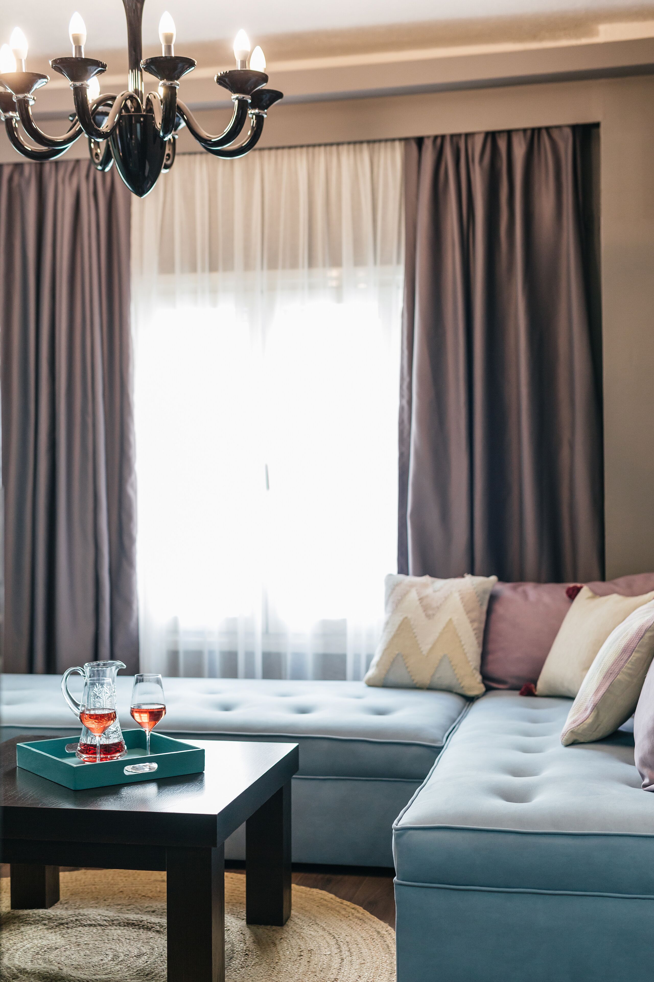 deluxe suite | living area | flat-screen tv