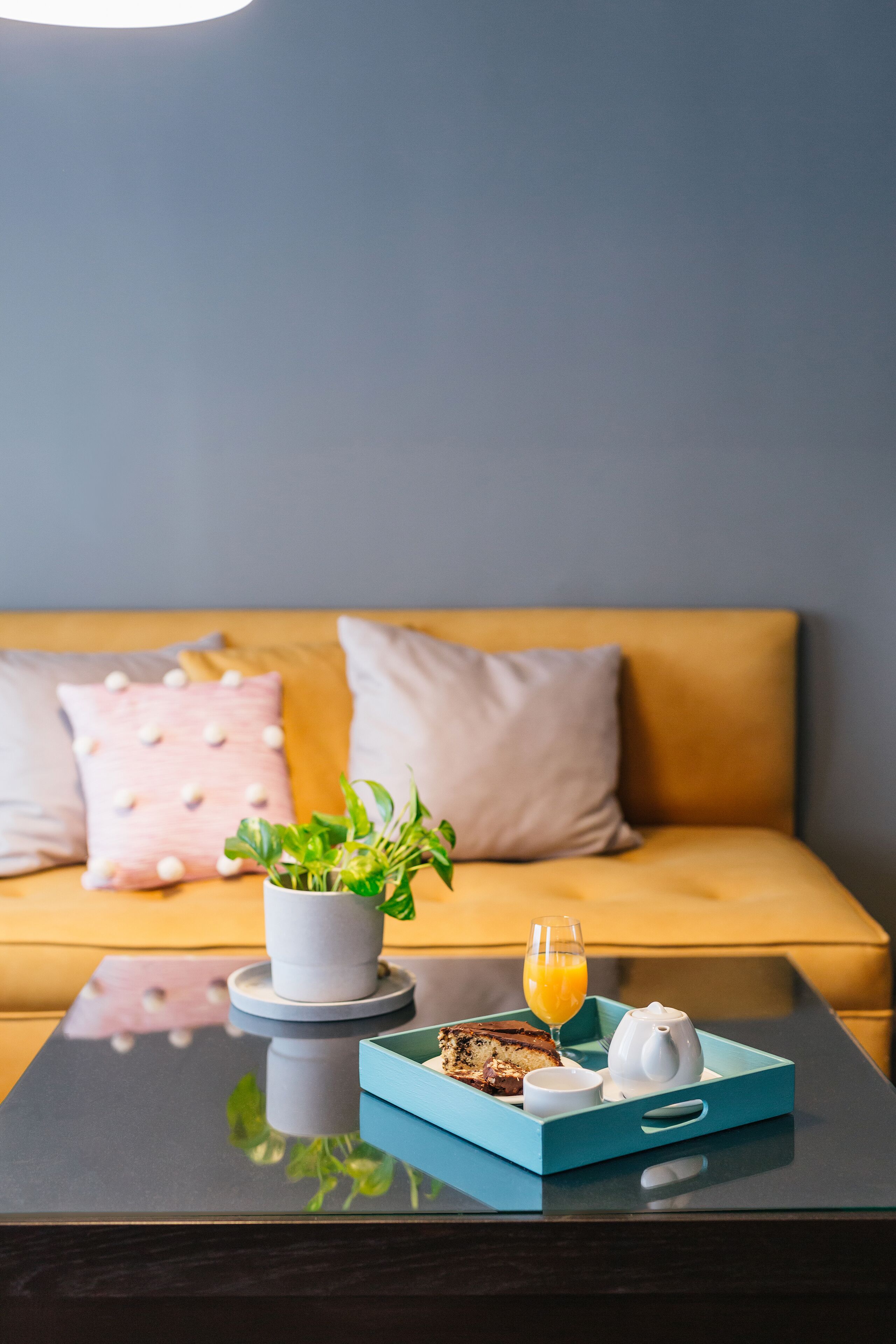 deluxe suite | living room | flat-screen tv