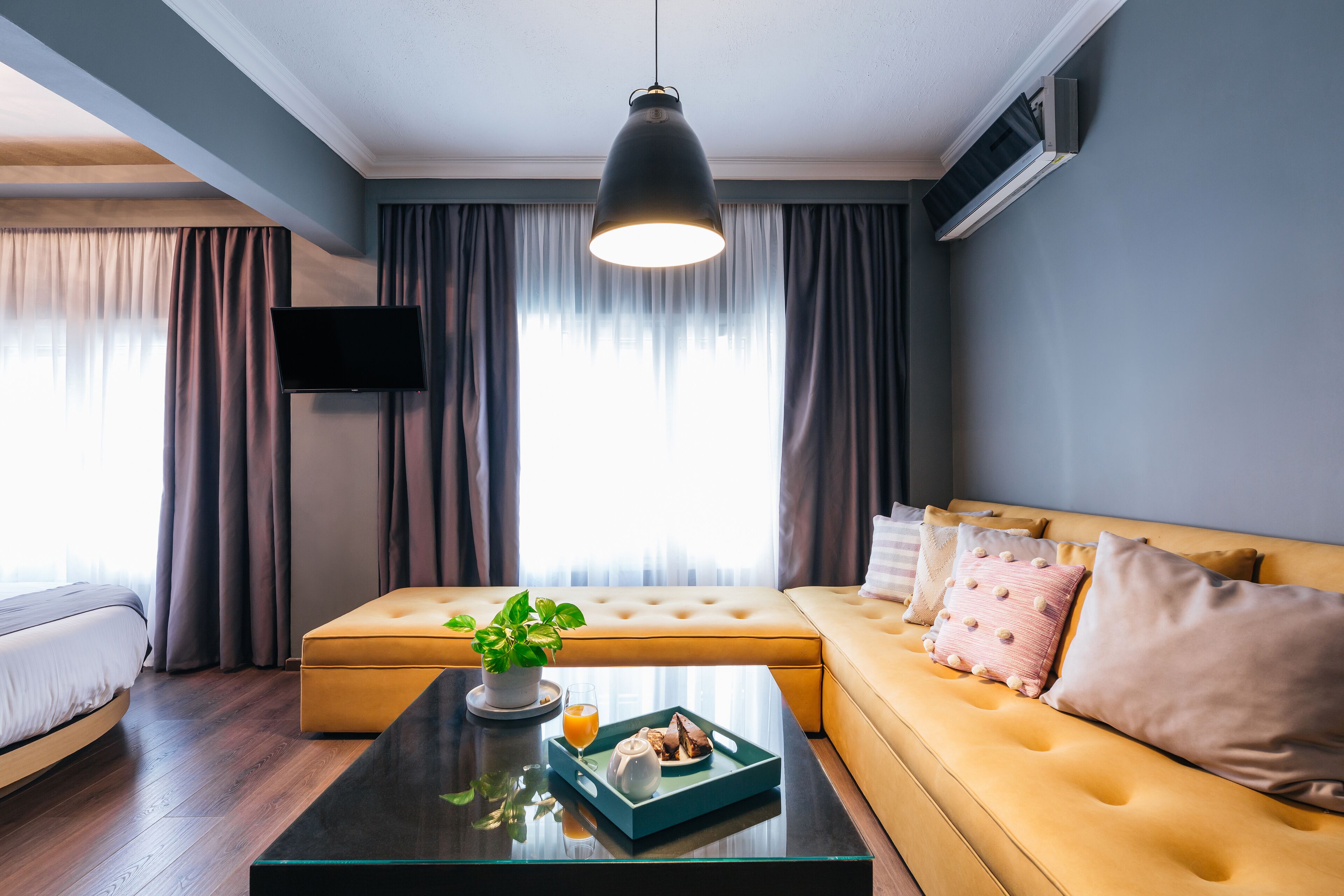 Una sala moderna con un sofá, una mesa de centro y un televisor.