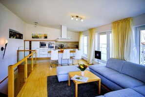 Deluxe-huoneisto, parveke | Oleskelualue