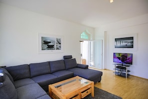 Apartment, Balcony | Living area